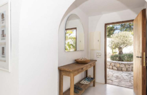 Spacious living room interior of Casa Nashamena with natural light and elegant decor.