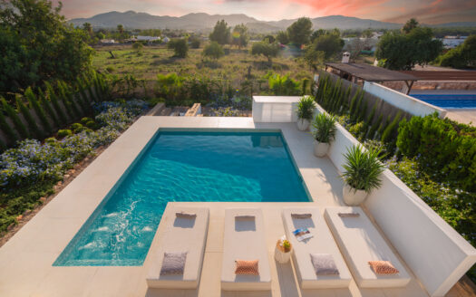 Can Palau: Mediterranean Chic Villa in Can Ramón