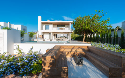Can Palau: Mediterranean Chic Villa in Can Ramón