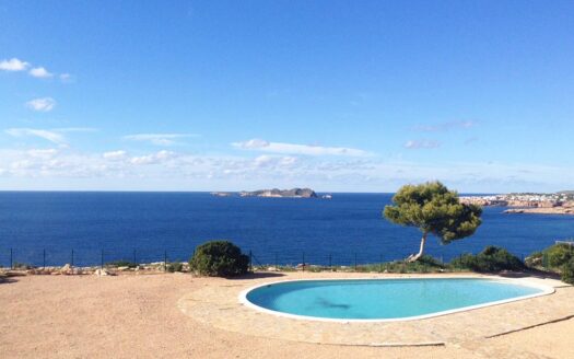 Adosado Solis: Front-Line Serenity in Cala Tarida